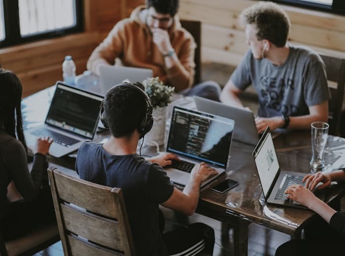 Team von Softwareentwicklern bei der Arbeit